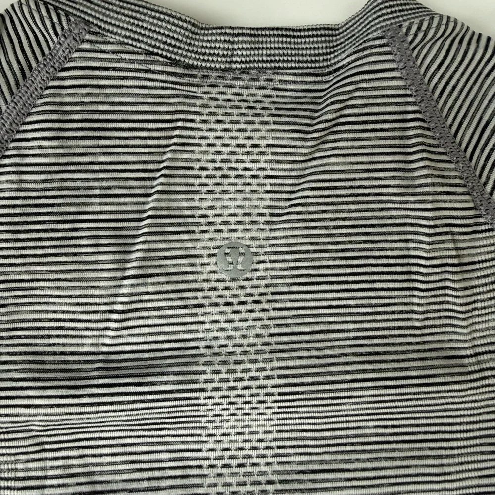 Lululemon Swiftly Tech Short Sleeve 2.0 Black White Stripe Size 6 - Picture 6 of 6